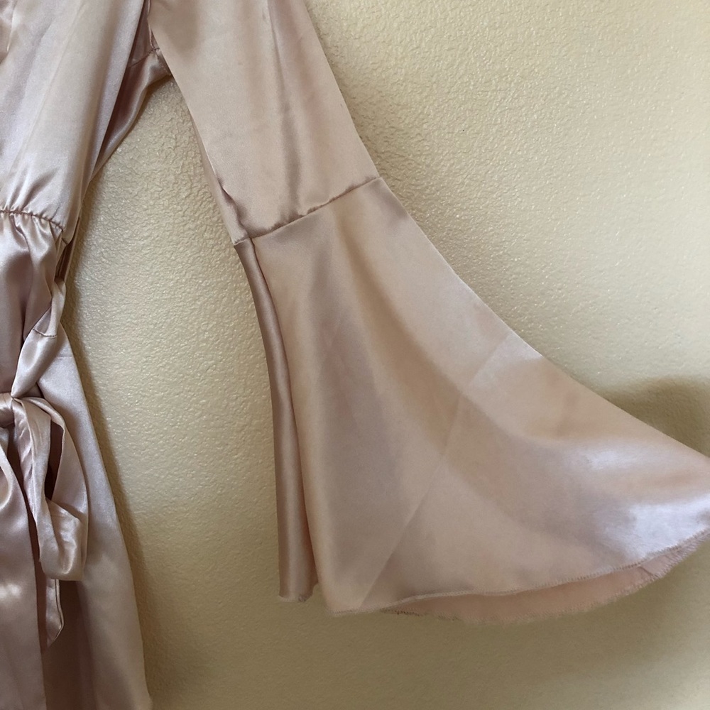 PrettyLittleThing Satin frill sleeve dress - Picture 5 of 5